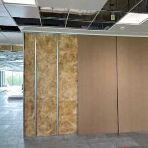 Demountable partition wall system with aluminium head profile and joint trims, installed without tape and joint
